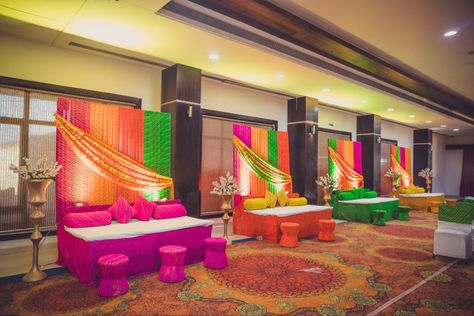 Mehandi Decor, Sangeet Decoration, Casual Wedding Decor, Mehendi Decor Ideas, Simple Stage Decorations, Sitting Arrangement, Haldi Decor, Mehendi Decor, Gate Decoration