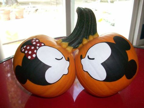 Pumpkin Painting Ideas Mickey Mouse, Minnie Mouse Pumpkin Painting, Mickey Mouse Pumpkin Painting, Duo Pumpkin Painting Ideas, Disney Pumpkin Painting, Halloween Carving, Minnie Mouse Pumpkin, Pumpkin Paint, Pumpkin Painted