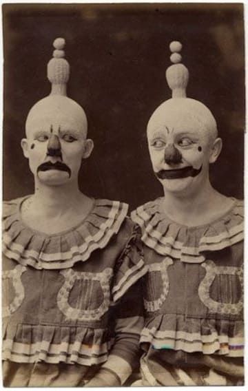 18 Kinda Weird Photos That Will Make You Say "Me" Vintage Circus Photos, Circus Clowns, Creepy Clowns, Double M, Side Show, Dark Visions, Creepy Vintage, Send In The Clowns, Vintage Clown