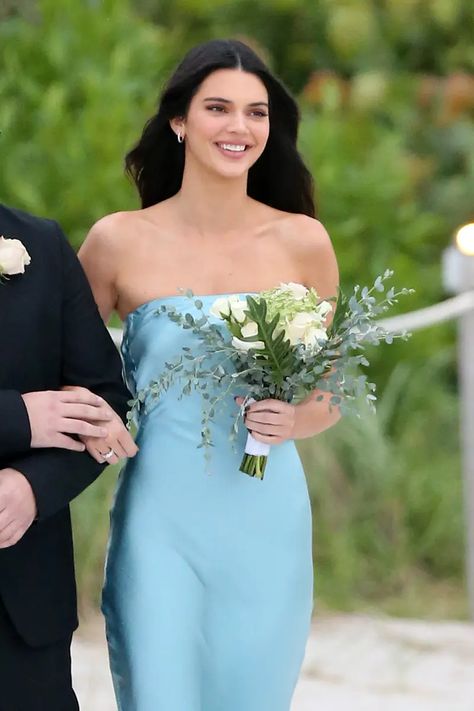 Kendall Jenner Wedding Guest, Kendall Jenner Wedding, Light Teal Dress, Kendall Jenner Style Casual, Kendall Jenner Dress, Bridesmaid Duties, Sisters Wedding, Jenner Sisters, Wedding Guest Looks