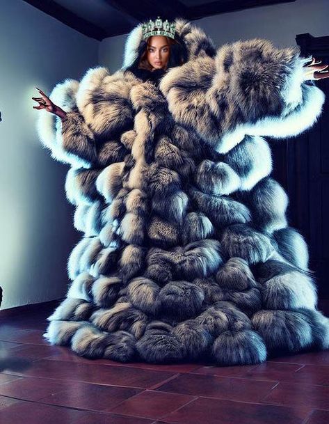 Girls Fur Coat, Fox Hoodie, Tight Dress Outfit, Real Fur Coat, Fur Coats Women, Fox Fur Coat, Pink Panthers, Vintage Fur, Fur Fashion