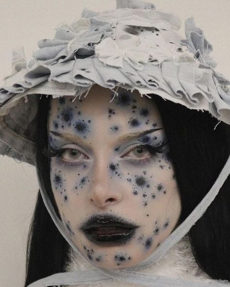 Decaying Makeup, Mold Makeup Look, Goth Aesthetic Art, Avantgarde Makeup, White Face Makeup, Unconventional Makeup, Funky Makeup, Drag Make-up, Avant Garde Makeup