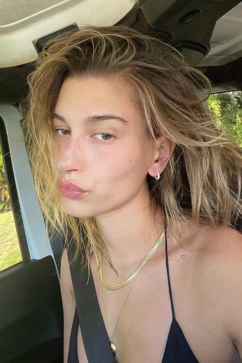 Hayley Bieber, Estilo Hailey Baldwin, Hailey Bieber Style, Hailey Baldwin Style, Subtle Tattoos, Celebrity Tattoos, Hailey Baldwin, Hailey Bieber, Pretty Tattoos