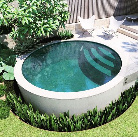 Just want to do a 💣 into this inviting circular plunge pool #pooldesign #landscapedesign #perth Round Pools, Asher House, Kleiner Pool Design, Tiny Garden, Small Swimming Pools, Tank Pool, Mini Pool, Round Pool, Pools Backyard