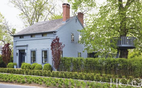 A Sweet Sag Harbor Saltbox Gets a Modern Makeover - Cottages & Gardens Stone Cottage Homes, Play Platform, Taupe Trim, California Cottage, Hamptons Cottage, Saltbox Houses, Cape Cod Style House, Linden Tree, Cape House