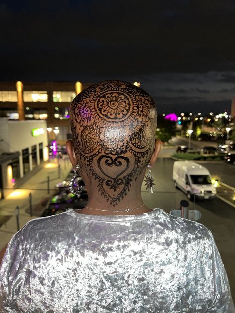 Scalp Tattoo Women, Bald Women Aesthetic, Head Henna, Bald Head Tattoo, Scalp Tattoo, Head Tattoo, Women Aesthetic, Bald Women, Bald Head