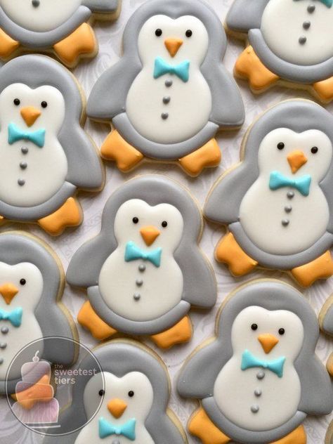 Decorated Penguin cookies Elegant Decorated Cookies, Royal Icing Christmas Cookies, Penguin Cookies, Christmas Cookie Recipes Holiday, Penguin Cakes, Penguin Birthday, Christmas Cookies Gift, Disney Cookies, Winter Cookie