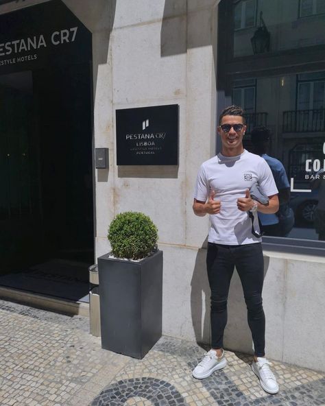 Cristiano Ronaldo on Instagram: “Back to the best spot in town. @pestanacr7 😀👌🏻 #pestanacr7 #lisbon #lifestylehotels” Alexander Mcqueen Sneakers Outfit, Cristiano Ronaldo Body, Cristiano Ronaldo Style, Cristiano Jr, Ronaldo Photos, Cristiano Ronaldo Juventus, Cristiano Ronaldo Junior, Ronaldo Juventus, Ronaldo Junior