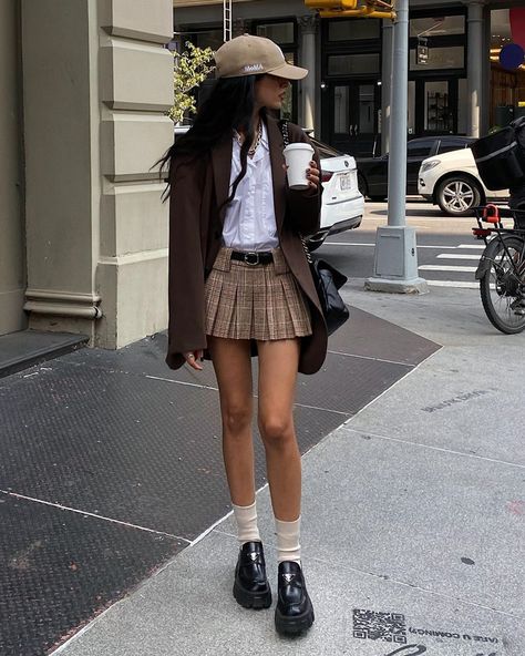 How to style the pleated miniskirt Brown Pleated Mini Skirt Outfit, Tan Pleated Skirt Outfit, Khaki Pleated Skirt Outfit, Pleated Mini Skirt Outfit Winter, Brown Pleated Skirt Outfit, Mini Skirt Outfit Winter, Pleated Mini Skirt Outfit, Brown Pleated Skirt, Pleated Miniskirt