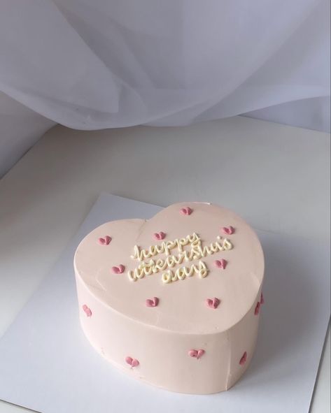 Simple Heart Shape Cake, Simple Heart Shape Cake Designs, Aesthetic Birthday Cake For Mom, Pink Cake With Hearts, Minimalist Heart Cake, Pink Heart Cake Aesthetic, February Birthday Cake, Heart Shape Cake Designs For Birthday, Heart Birthday Cake Aesthetic