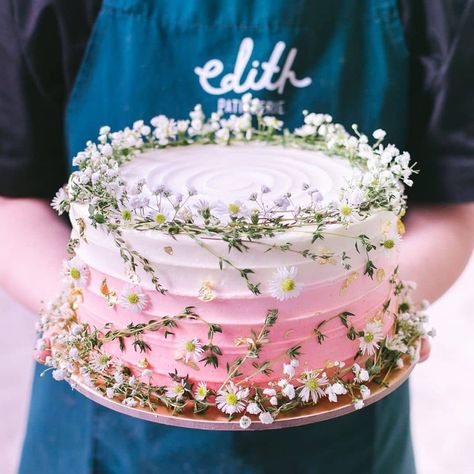 Modern Wedding Australia on Instagram: “This cake design is so sweet! We are sure the flavour is just as amazing too... Via @edithpatisserie ​ ​#weddingcake #weddingdessert…” Cake Daisies, Sage Green Wedding Cake, Dessert Display Wedding, Wedding Cake Simple Elegant, Wedding Cake Simple, Green Wedding Cake, Vintage Daisy, Fall Wedding Cakes, Baby S Breath