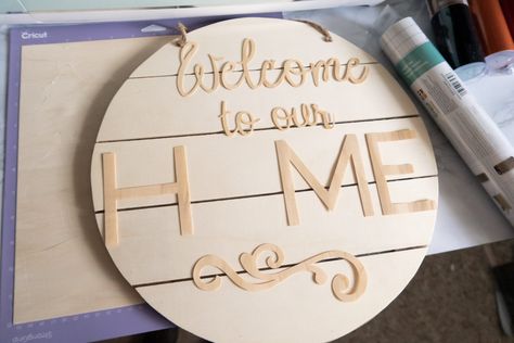 DIY Home Sign With Interchangeable Pieces - Slay At Home Mother Diy Interchangeable Welcome Sign, Interchangeable Welcome Sign, Diy Door Decor, Cut Crafts, Christmas Diy Wood, Welcome Signs Front Door, Welcome Home Signs, Spring Market, Crafty Mom