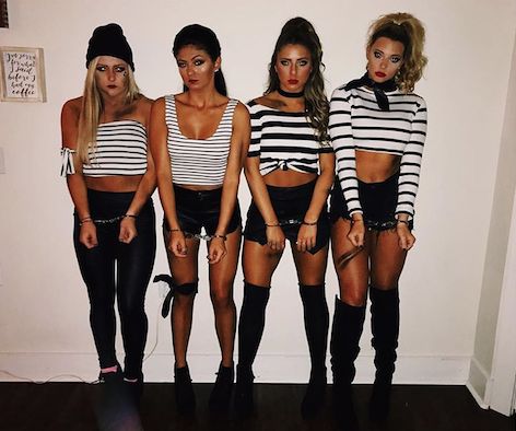 jailbirds Ragazza Gangsta, Meme Costume, College Halloween Costumes, Kostuum Halloween, Kostum Halloween, Halloween Fest, Bff Halloween Costumes, Best Friend Halloween Costumes, Halloween Coustumes