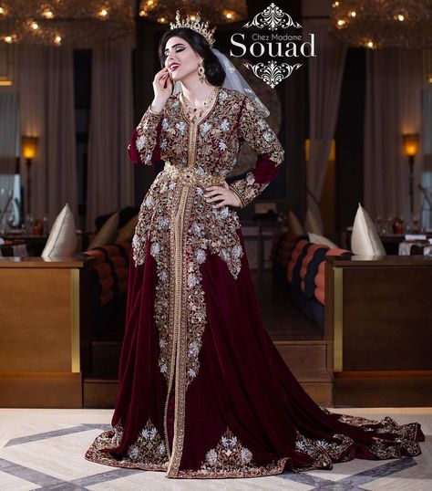 ZIANA MME SOUAD AYACH sur Instagram : Modèle: @salmaelwariachi Caftan: @akoubcouture Photo: @jadrifari Fish Cut Dress, Long Tail Dress, Henna Dress, Caftan Moroccan, Fish Cut, Burgundy Evening Dress, Choli Dress, Velvet Evening Dress, Special Occasion Gowns