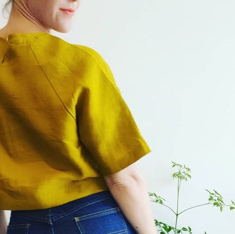 lorettaanneb on Instagram: "So here's my pattern test of the #agatatop by @clothecreative @sew_clothe. 💛💛 Pattern: This boxy Raglan sleeve top is the #tntpattern the sewing community needs. Can be made in a woven or a knit and has a cute patch pocket that can be added too. I made size C. No mods. Fabric: @wearethefabricstore Chartreuse Linen (please bring this colour back!) 💛💛 A be gorgeous pattern Ela! Can't wait for the official release!! 💛💛 Now to make the T-shirt...." Boxy Linen Top Sewing Pattern, Linen Top Sewing Pattern, Boxy Top Pattern, Raglan Sleeve Top, Cute Patches, Boxy Top, Top Sewing Pattern, Linen Top, Shirt Pattern