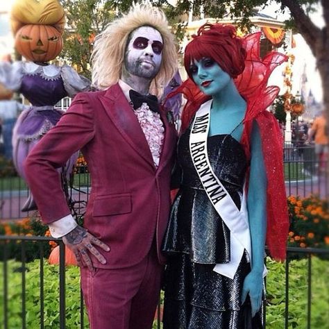 Miss Argentina Costume, Beetlejuice Miss Argentina, Halloween Couple Costume, Miss Argentina, Meme Costume, Makeup Clown, Beetlejuice Costume, Halloween Parejas, Beetlejuice Halloween