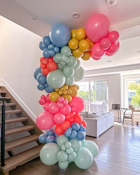 ✨ We had a blast crafting this vibrant, fresh, and joyful balloon garland for our dear friends at @stageanddesignco and @lawrence_agcapital infusing their space with a lively burst of color and cheer ✨ . . . #torontoballoons #gtaballoons #gtaballoonsdelivery #kleinburgballoons #mississaugaballoons #northyorkballoons #mississaugamoms #torontomoms #richmondhillmoms #balloonbunches #tuftex Toronto balloons, gta balloons, balloon garlarnd, engagement balloons, balloon bunches, balloon bouquet,... Patio Balloon Decor, Balloon Bunches, Football Balloons, Engagement Balloons, Rabbit Birthday, Burst Of Color, Blush Peonies, Roller Rabbit, Balloon Art