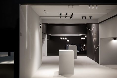 » Delta Light Stand at Euroluce 2015, Milan – Italy Retail Lighting Design, Coastal Light Fixtures, Vaulted Ceiling Lighting, Feature Wall Design, Retail Lighting, Delta Light, Home Lighting Design, Showroom Interior Design, Lighting Concepts