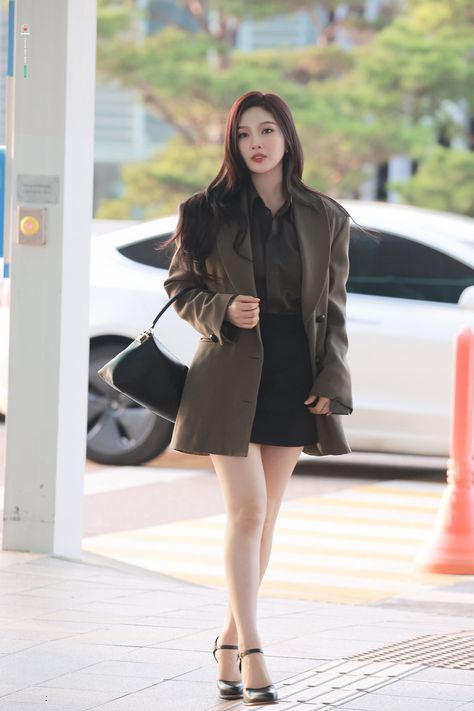 Red Velvet Joy Outfits, Joy Red Velvet Outfits, Joy Airport Fashion, Joy Outfits, Red Velvet Outfits, Velvet Outfits, Joy Rv, Joy Red Velvet, Icn Airport