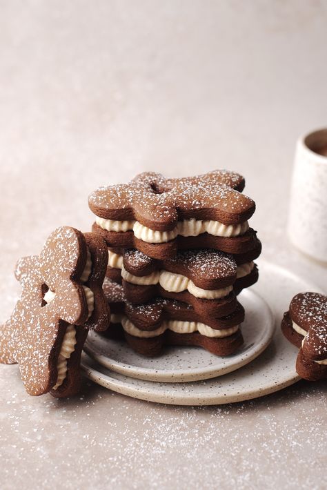 Gingerbread Sandwich Cookies, Christmas Cooking, Sandwich Cookies, A Cup Of Coffee, Cookies Recipes Christmas, Holiday Desserts, Holiday Baking, Holiday Cookies, Christmas Treats