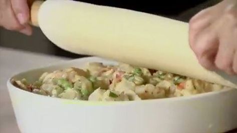 That favorite comfort food, pot pie, gets an Ina-style seafood makeover. Seafood Pot Pie, Lobster Pot Pies, Seafood Pot, Video Food, Ina Garten Recipes, Pot Pies Recipes, Seafood Salad, Barefoot Contessa, Seafood Dinner