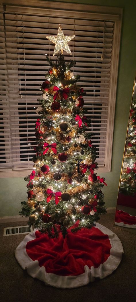 Traditional Christmas tree🎄#traditionalchristmastree #christmastree #christmas #tree #lights #tinsel #star #ornaments #glowing #red #gold Christmas Tree With Tinsel, Christmas Tree Inspo, Tinsel Christmas Tree, Star Ornaments, Christmas Tree Lights, Traditional Christmas Tree, Tree Lights, Traditional Christmas, Christmas Traditions