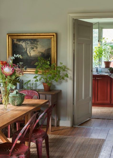 13 Spaces with Green Interiors that will Give you Heart Eyes! Cottage Dining Rooms, Casa Country, Interior Decorating Styles, Living Room Red, Casa Vintage, Living Room Green, Green Interiors, Blue Rooms, Farmhouse Dining Room