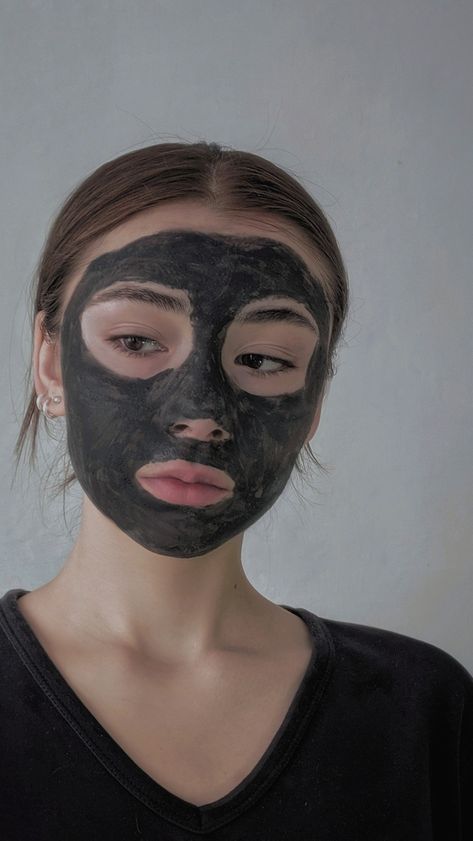 Girl With Facemask, Pore Reducer, Mud Masks, Mask For Face, Lemon Face Mask, Face Mask Aesthetic, Dead Sea Mud Mask, Mask Aesthetic, Dead Sea Mud