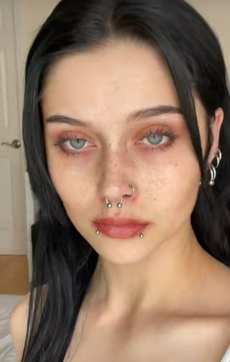 natural freckle grunge makeup Clean Goth Makeup, Clean Goth, Classy Goth, Body Modification Piercings, Girl Grunge, Alt Makeup, Goth Style, Body Modification, Goth Makeup