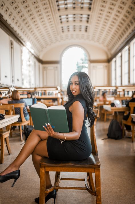 Lawyer Graduation Pictures, Black Women Graduation Pictures, Creative Graduation Photoshoot, Graduation Ceremony Outfit, Library Photoshoot, Lawyer Graduation, College Grad Pictures, Grad Picture Ideas, Nursing Graduation Pictures