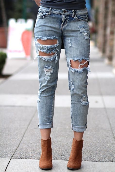 NanaMacs Boutique - Cut It Out Chic Boyfriend Cuffed Jeans, (http://www.nanamacs.com/cut-it-out-chic-boyfriend-cuffed-jeans/) Shoes For Boyfriend, Outfits With Boyfriend Jeans, Buying Shoes, Jeans Ideas, Jeans Outfit Women, Black Jeans Outfit, Summer Closet, Casual Chique, Cut It Out