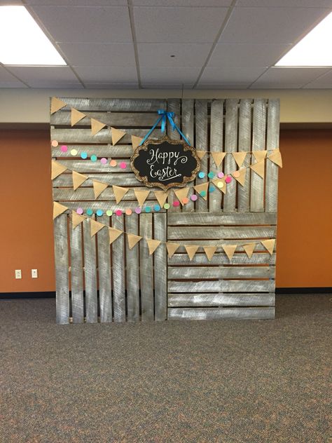 Church photo backdrop Easter Easter Photo Booth, Easter Photo Backdrop, Diy Fotokabine, Pallet Backdrop, Fishing Tournament, Easter Backdrops, Diy Photo Backdrop, Diy Photo Booth, Pallet Wall