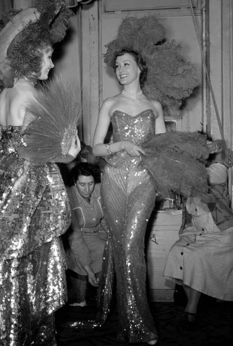 Backstage at Follies Bergere 1950's Folies Bergere, Burlesque Fashion, Burlesque Vintage, Burlesque Outfit, Showgirl Costume, Vegas Showgirl, Vintage Burlesque, Burlesque Show, Burlesque Costumes