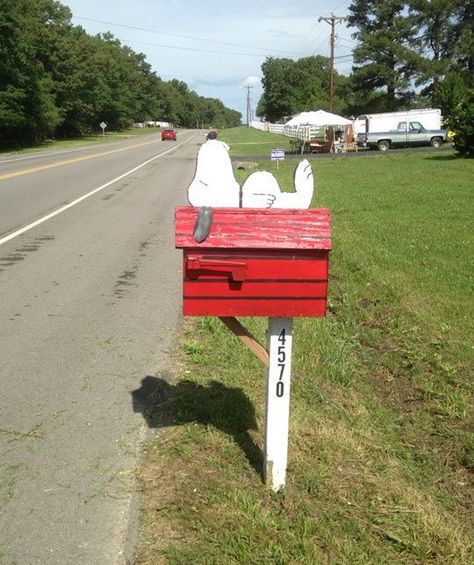 19 amazing cottage-country mailboxes - Cottage Life Cool Mailboxes, Mailbox Makeover, Painted Mailboxes, Diy Mailbox, Mailbox Ideas, Unique Mailboxes, Mailbox Design, Mailbox Decor, Charlie Brown And Snoopy