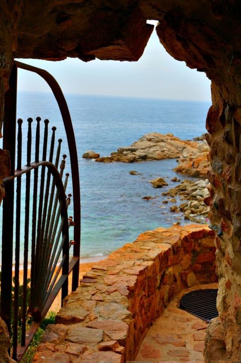 Camping Holidays, Travel Gadgets, Iron Gate, Costa Brava, Portugal Travel, Spain And Portugal, Best Places To Travel, Spain Travel, Dream Destinations