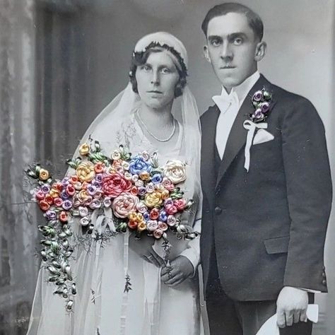 Embroidered vintage photo 💕 Sewing Into Photographs, Embroidery On Wedding Photos, Embroidered Wedding Photo, How To Embroider Photographs, Embroider Pictures, Embroidery On Photos, Embroidery Photography, Embroidered Photos, Embroidered Pictures