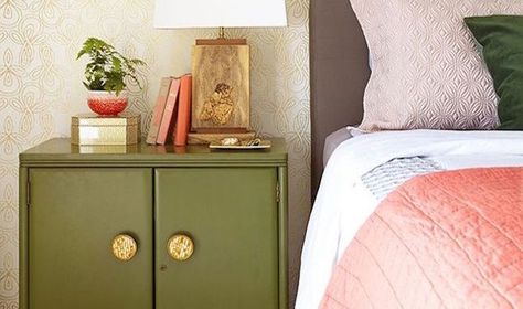 Pretty blend of different colors. Emily Henderson Bedroom, Unusual Bedside Tables, Green Nightstands, Прикроватные Тумбочки, Creative Bedroom, Emily Henderson, Bedroom Green, Cool Beds, Beautiful Bedrooms