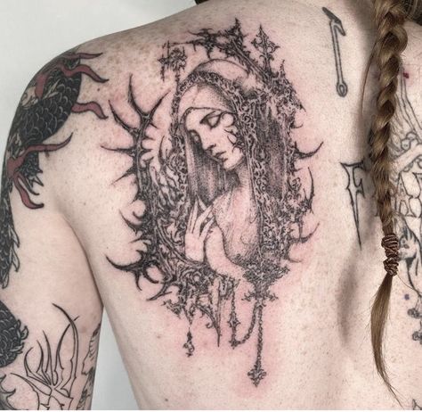 Historical Art Tattoo, Engravement Tattoo, Gothic Fine Line Tattoo, Gothic Back Tattoo, Full Back Tattoos For Men, In Utero Tattoo, Men With Tattoos, Grunge Tattoo, Sigil Tattoo