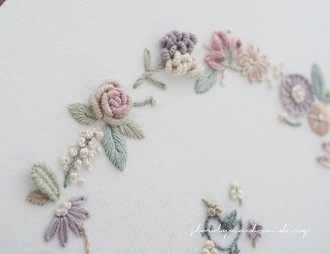 Floral Embroidery Patterns Templates, Flower Embroidery Pattern, Floral Hand Embroidery, Hand Embroidery Patterns Free, Embroidery Wall Art, Hand Embroidery Dress, Embroidery Diy, Embroidery Tshirt, Floral Embroidery Patterns