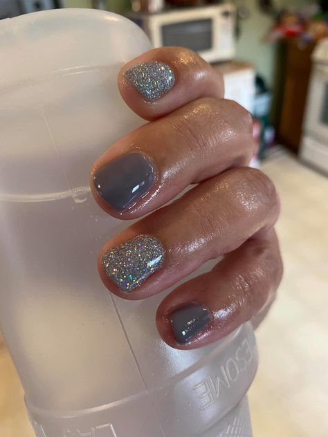 Eye Makeup To Brighten Eyes, Party Manicure Ideas, Simple Fall Dip Nails Short, Square Wide Nails, December Manicure Ideas, Dip For Short Nails, Dip Natural Nails Ideas Short, New Years Gel Nails Ideas Short, Neutral And Glitter Nails