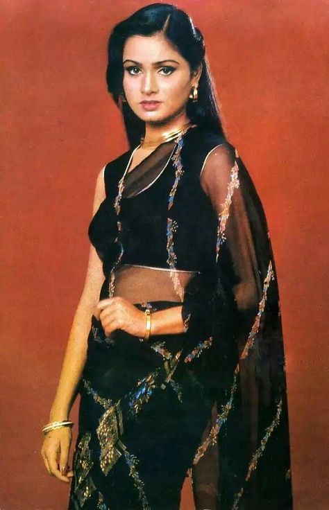 Padmini Kolhapure Retro Saree Look, Padmini Kolhapure, Indian Retro, Bollywood Retro, Retro Bollywood, Fashion Feminine, Girl Trends, Vintage Bollywood, Stylish Sarees