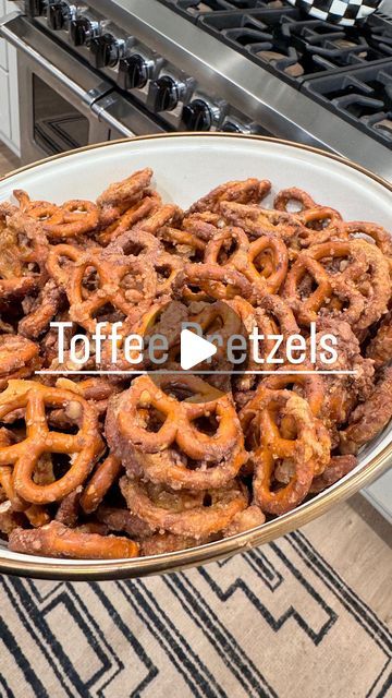 Shalia and Sandi on Instagram: "TOFFEE PRETZELS 🥨 🍫// If you love sweet and salty, then this tasty treat is for you. 🤍 Ingredients: 1/4 cup light corn syrup 1/2 tsp. Baking soda 1 cup brown sugar 1 tsp. Vanilla 1- 16 oz. Bag mini pretzels 1/2 cup butter 1 bag Heath toffee bits Directions: Preheat oven to 200°. Line a large baking sheet with parchment paper and set aside. In a medium saucepan, add 1 cup brown sugar, 1/2 cup cubed butter, and 1/4 cup light corn syrup. Bring to boil over medium heat. Boil 5 minutes, stirring constantly. Remove and add 1 tsp. Vanilla and 1/2 tsp. baking soda. Whisk together. Pour mixture over pretzels and toss to coat. Pour 1/2 bag of toffee bits over pretzels and toss to coat. Spread evenly on baking sheet. Bake 1 hour, stirring occasionally. Sprinkle rem Heath Toffee Pretzels, Toffee Pretzel Recipe, Pretzel Toffee Recipe, Toffee Pretzels, Heath Toffee, Pretzel Toffee, Butter Toffee, Mini Pretzels, Pretzels Recipe