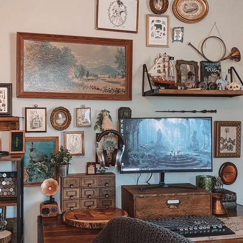 Korrie on Instagram: "Happy Friday! Another pic of my setup! It’s definitely my happy place. Lately I haven’t been able to get much gaming time in. Juggling life usually means gaming gets put on hold, but ce la vie! Luckily I can listen to audiobooks while doing what I need to, I just finished the Acotar series 😭🖤 Has anyone else read it?? I’m looking for book recommendations too if anyone has some they love!!! . . . . . #darkacademia #vintagestyle #vintagedecor #pcgaming #gaming #gamingsetup Pc Set Up In Living Room, Vintage Style Desk Setup, Gaming Home Decor, Gaming Setup Dark Academia, Gaming Setup Vintage, Cottage Game Room, Antique Gaming Setup, Whimsigoth Gaming Setup, Rustic Gaming Setup