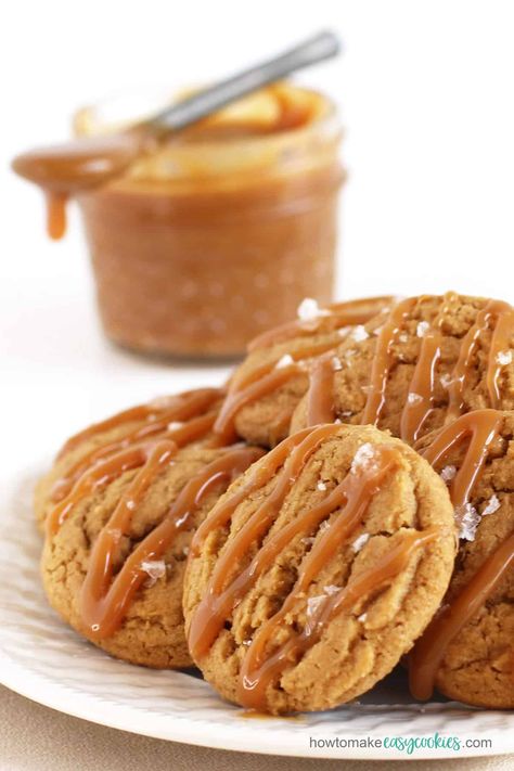 salted caramel cookies - howtomakeeasycookies.com Salted Caramel Cookies Recipe, Sweet Pie Crust, Bolo Paris, Pie Crust Cookies, Caramel Biscuits, Cinnamon Sugar Cookies, Vancouver Food, Salted Caramel Cookies, Caramel Drizzle