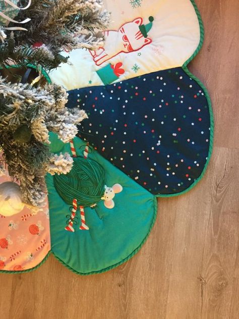 Sewing Tutorial for Modern Scalloped Christmas Tree Skirt Sewing A Tree Skirt, Sewn Tree Skirt, Puffy Quilt Tree Skirt, Scalloped Tree Skirt Pattern, Diy Tree Skirt Christmas, Quilted Tree Skirt Pattern Free, Tree Skirt Sewing Pattern, Quilted Tree Skirt Pattern, Sew Tree Skirt