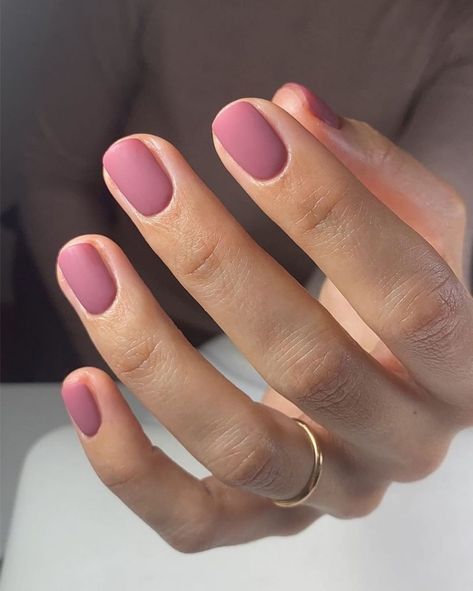 27 Design Eleganti per Unghie Corte e Semplici - femminilestile.com Simple Short Acrylic Nails, Abstract Nail Art Designs, Short Nail Art Ideas, Nail Art Minimalist, Short Nail Trends, Cute Short Nail Designs, Mauve Nail Polish, Trendy Nail Polish, Mauve Nails