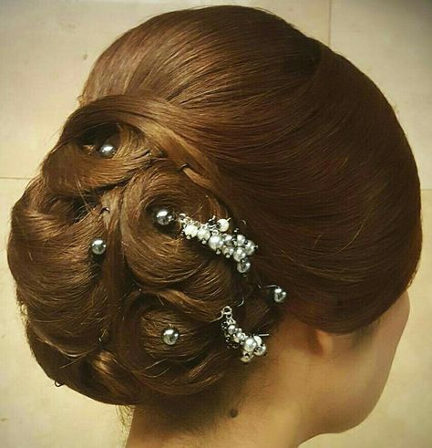 Burn Hairstyle, Black And Silver Eye Makeup, Bridal Hair Styles, Hairstyle Indian, Silver Eye Makeup, Burnt Hair, Hair Upstyles, Indian Bridal Hairstyles, Silver Eye