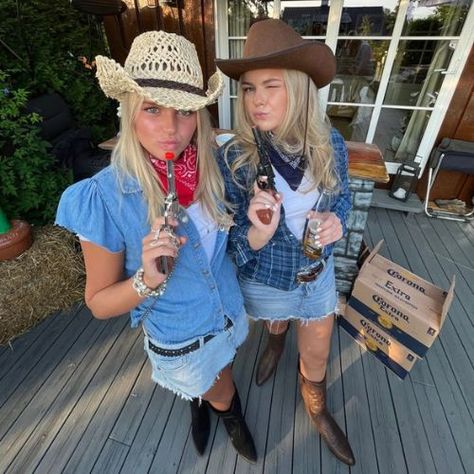 TRENDY & Unique Halloween Joker Costumes For Women! - Home Styling By Maya Cowgirl Diy Outfit, Cow Girl Costume Women, Cowboy Outfit Carnaval, Cute Cowgirl Halloween Costumes, Cowboy Theme Outfit, Wild West Party Outfit, Joker Costumes For Women, Farmer Outfit Women, Cowboy Costume Women's