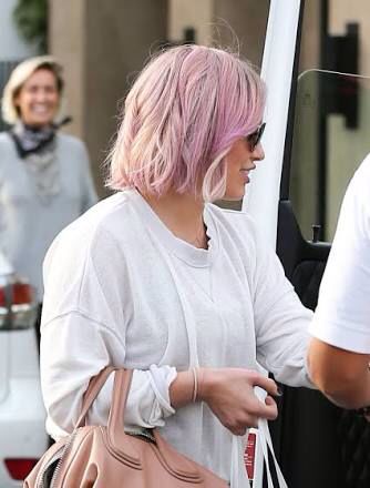 Hilary Duff Short Hair, Hilary Duff Hair, Short Pink Hair, Pink Bob, Diy Hair Color, Pastel Pink Hair, Rosa Gold, Hair And Makeup Tips, Burgundy Hair