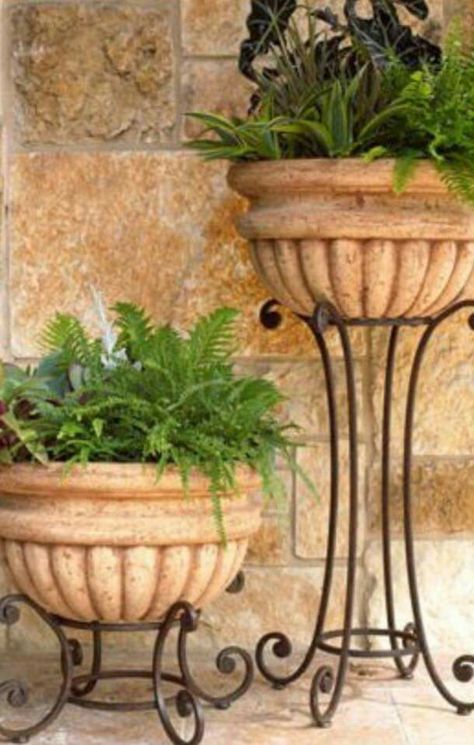 Style Toscan, Tuscany Decor, Wrought Iron Plant Stands, Tuscany Style, Tuscan Garden, Iron Plant Stand, Iron Planters, Support Pour Plante, Wrought Iron Decor